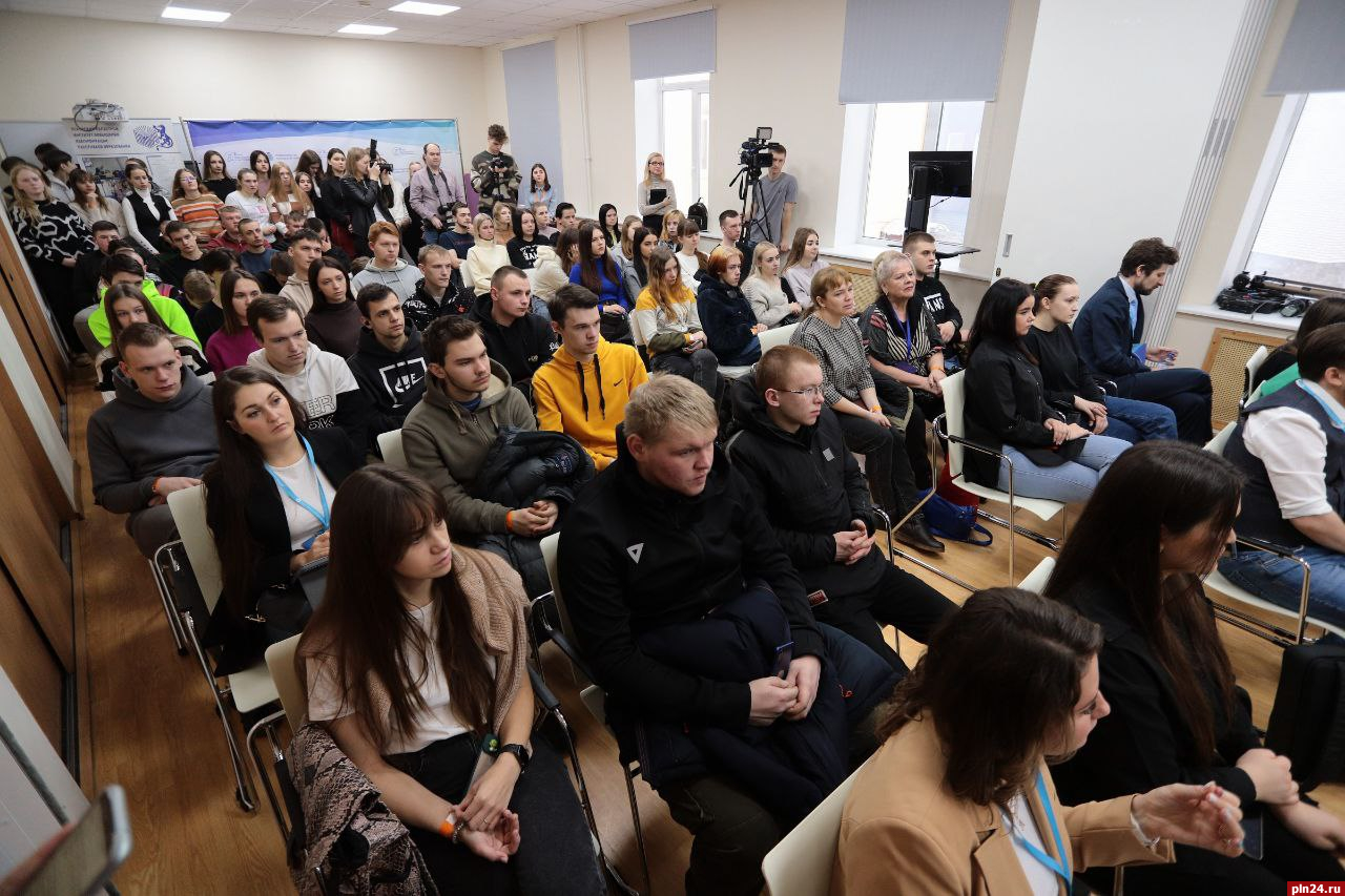 Молодежный форум «С места в карьеру» проходит в Пскове
