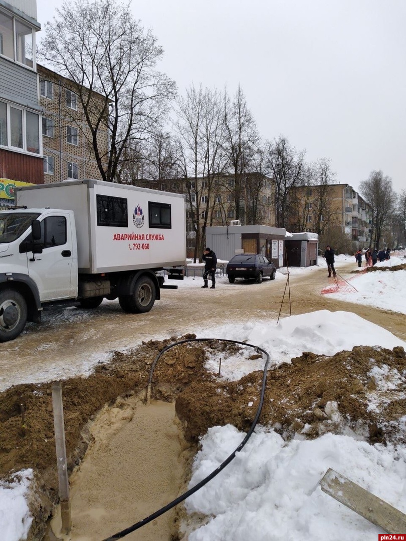 Сотрудники «Горводоканала» ремонтируют повреждённый трубопровод в Пскове
