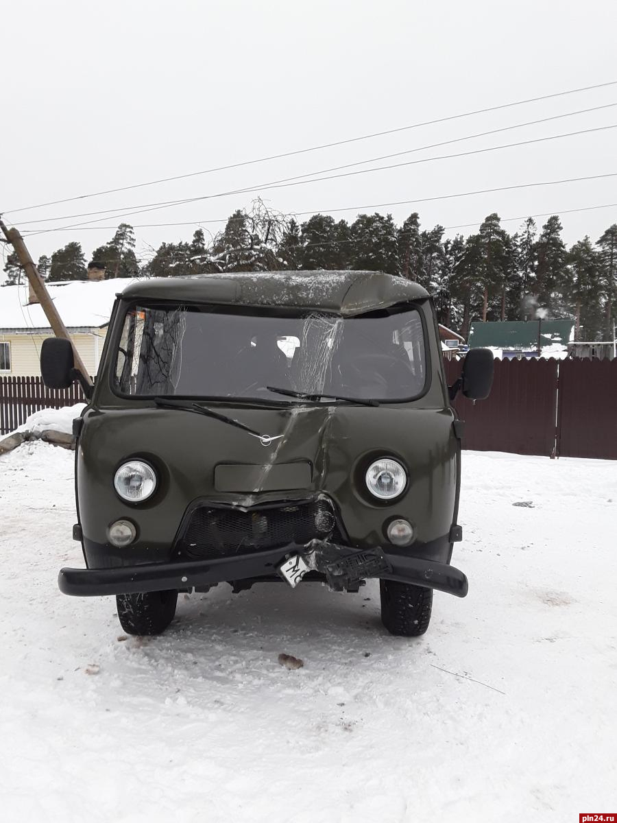 Водитель УАЗа врезался в опору ЛЭП в Гдовском районе