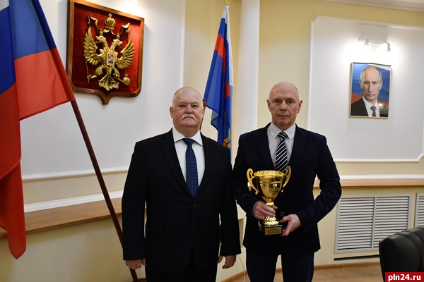 Кубок лучшей ветеранской организации вручили совету ветеранов ИК-2 Островского района