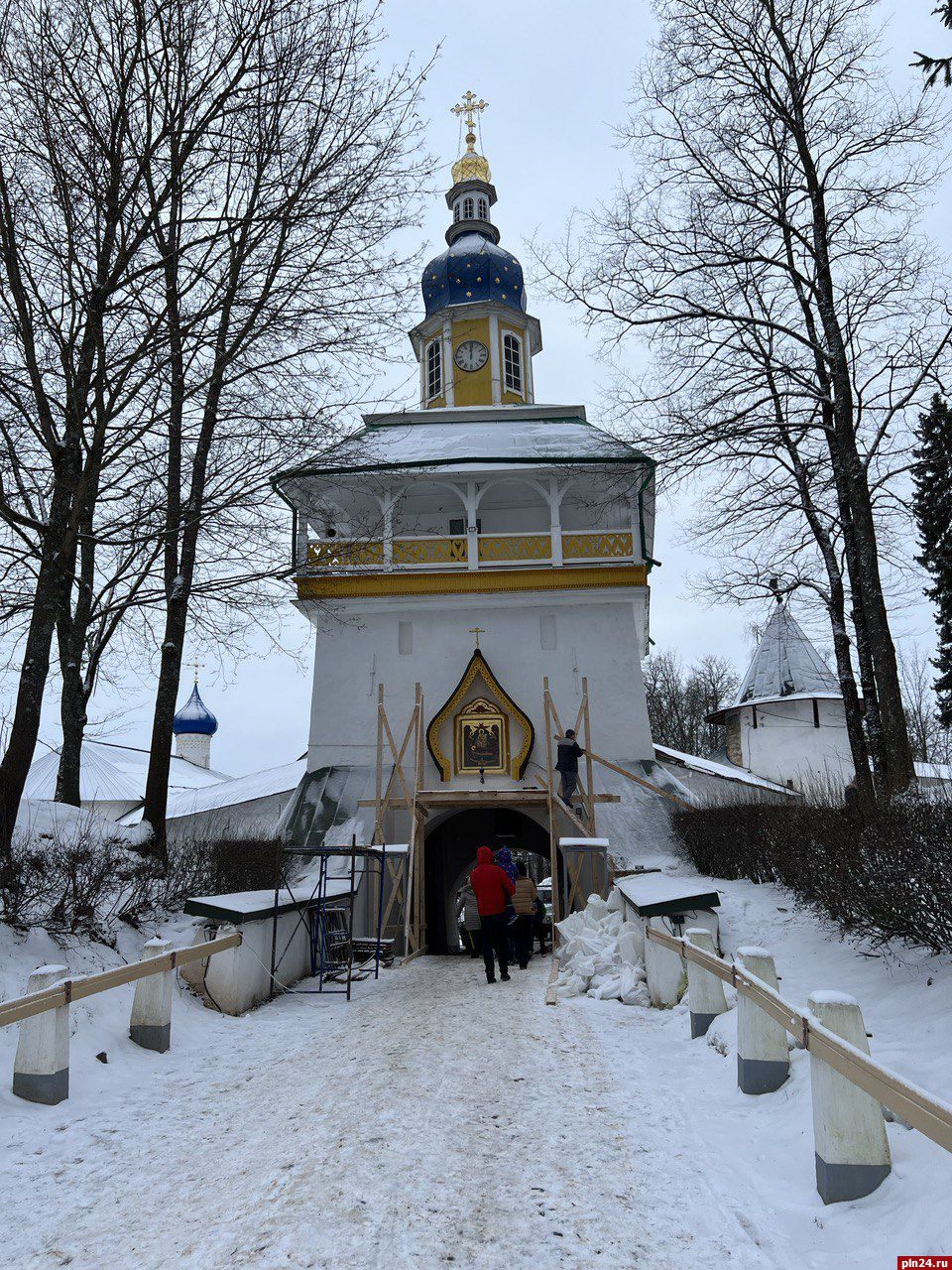 В Псково-Печерском монастыре усиливают фундамент башни Святых ворот