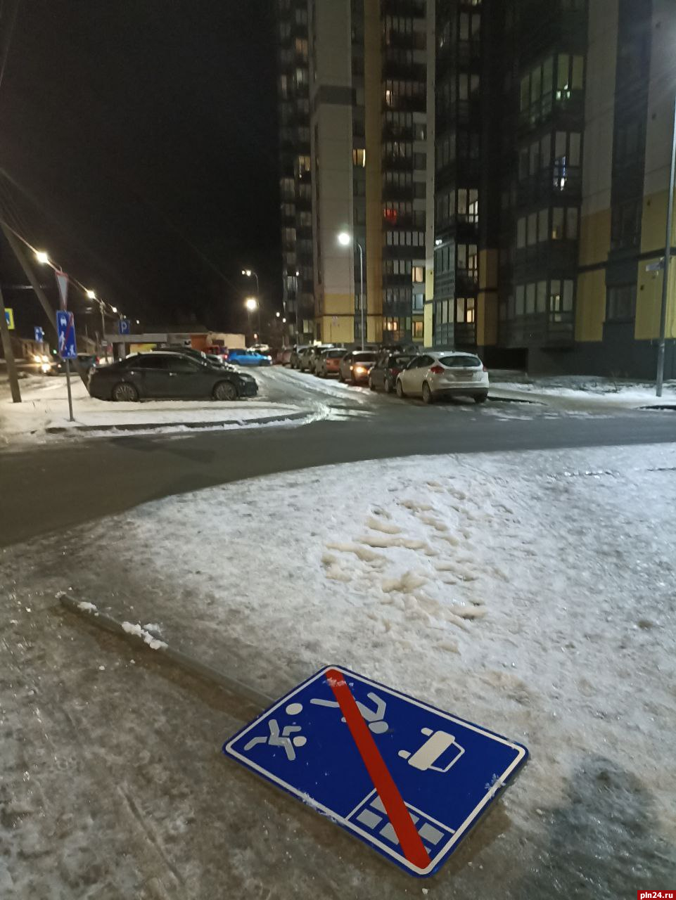 Дорожный знак упал на улице Ижорского батальона в Пскове. ФОТО