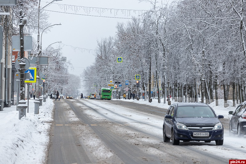 Автомобилистов предупредили о гололедице на дорогах Псковской области