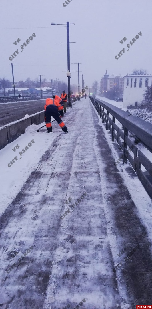 «До весны осталось 18 дней»: последствия снегопада устраняют на улицах Пскова