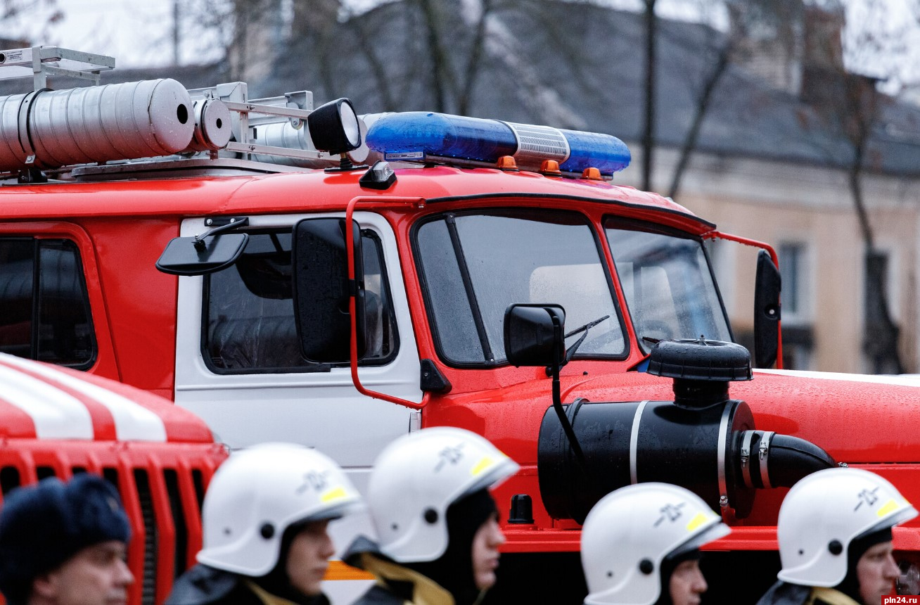 Сотрудникам МЧС удалось спасти двух человек при пожаре в Великих Луках