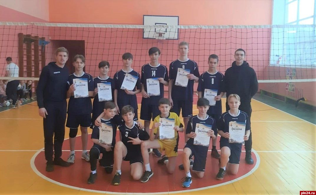 Лучшие волейбольные команды школ города определили в Пскове