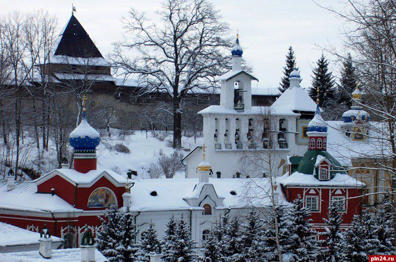 Маячки для предупреждения оползневых процессов установили на склонах Псково-Печерского монастыря