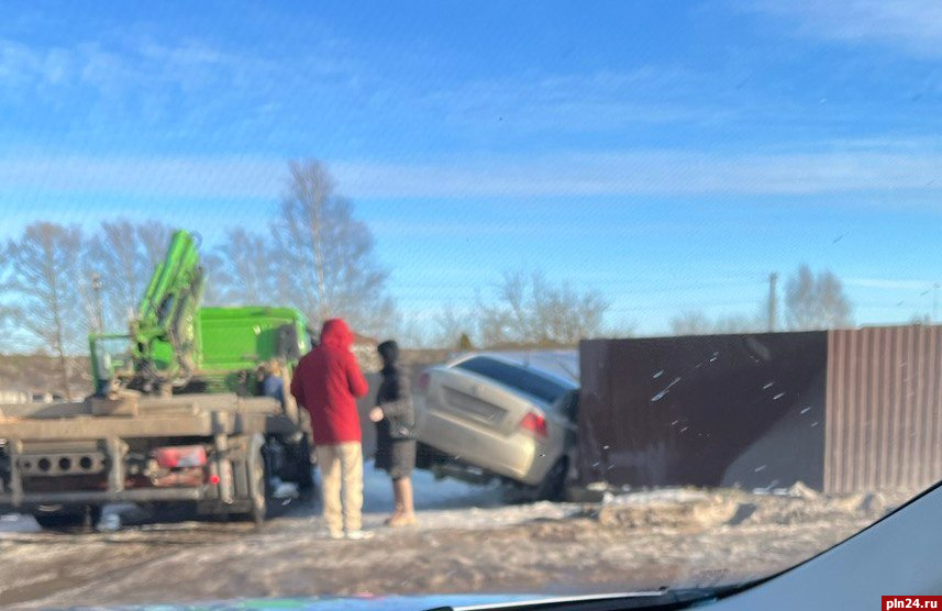 Автомобилист протаранил забор в деревне Малая Гоголевка под Псковом