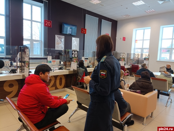 Более 100 жителей Псковской области обратились к судебным приставам в МФЦ