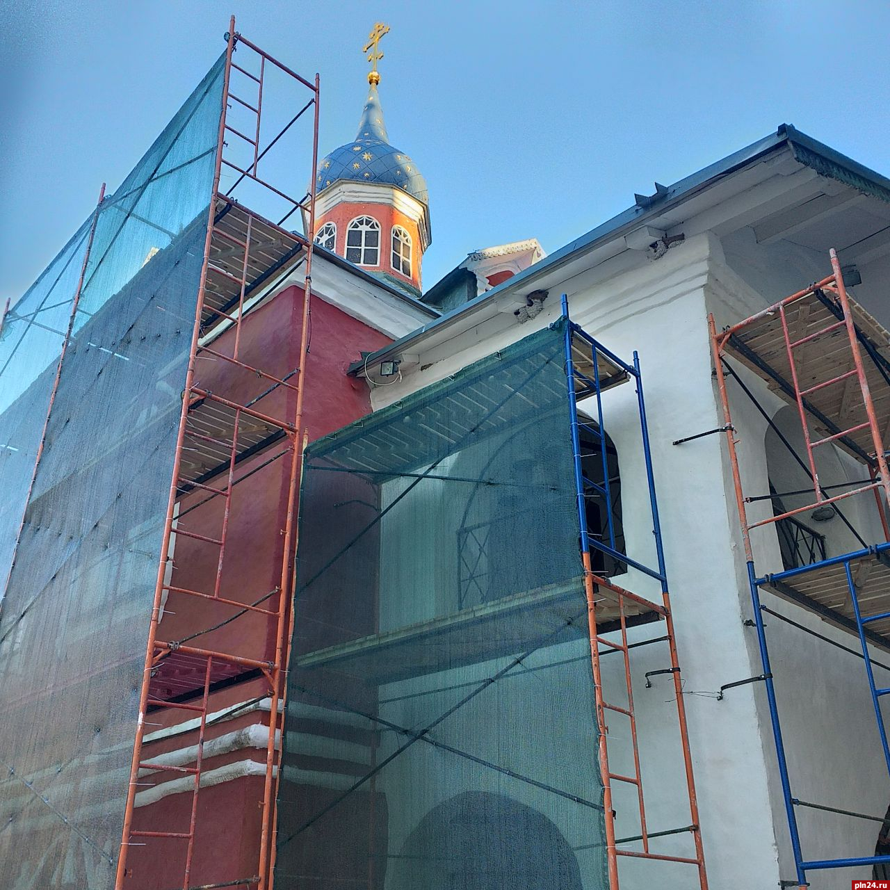Специалисты готовятся к реставрации Сретенской церкви Псково-Печерского монастыря