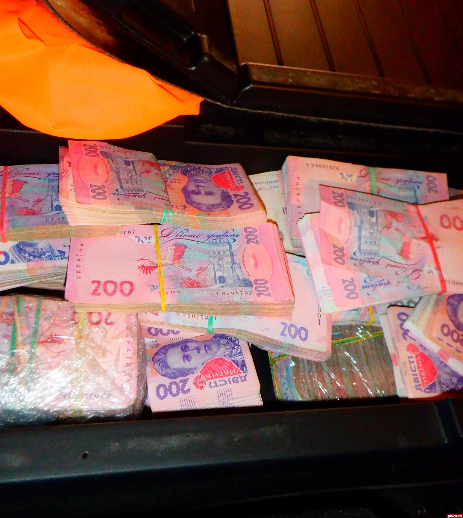 Тайник с валютой обнаружили в автомобиле на границе с Латвией в Псковской области