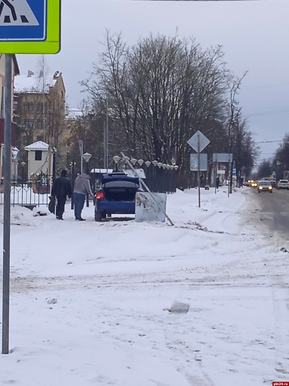 Столб с дорожными знаками сбили на улице Максима Горького в Пскове