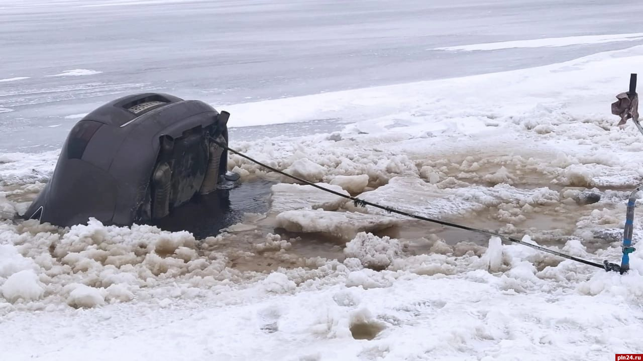 Автомобиль провалился под лед в Псковской области