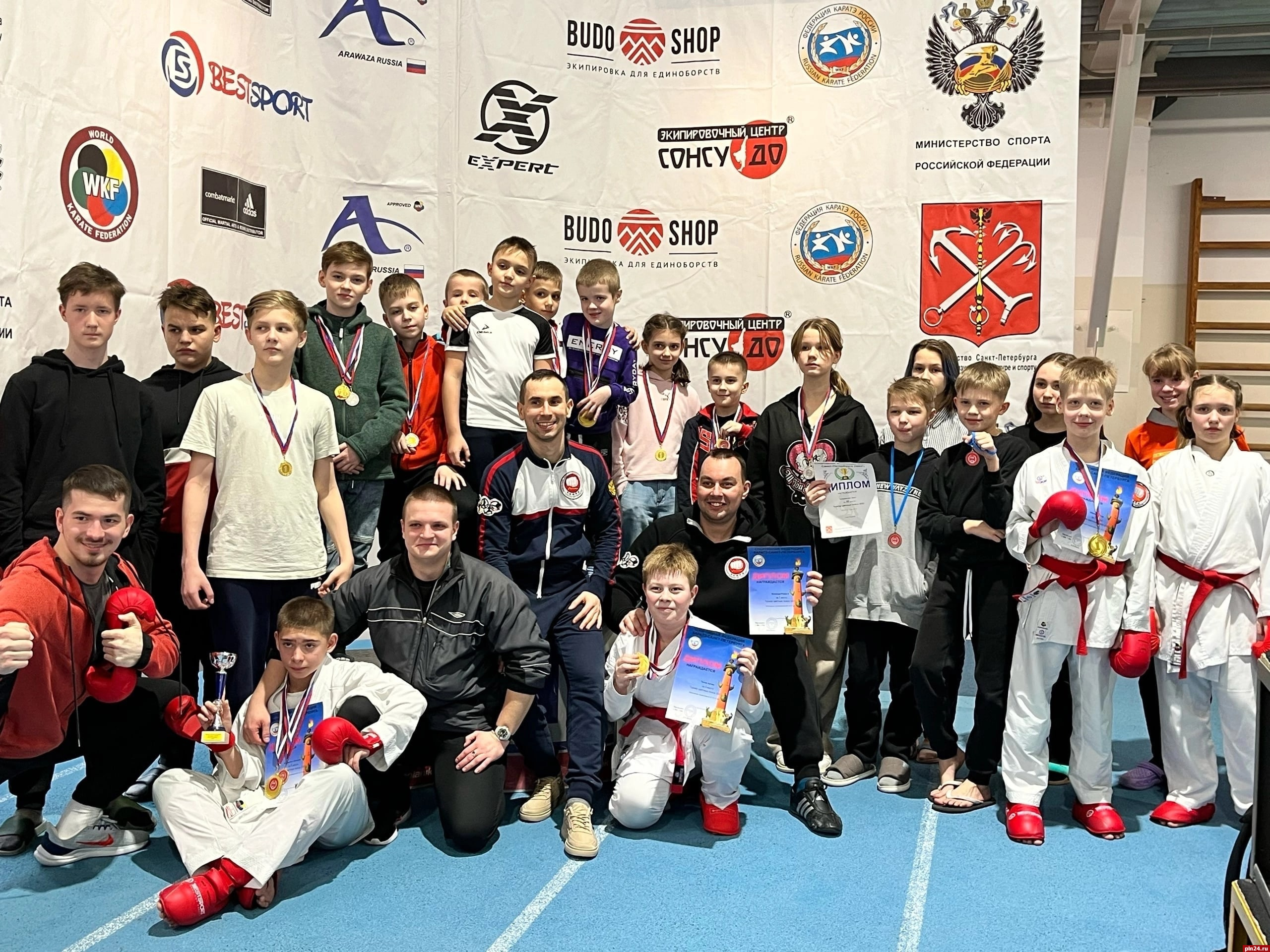 Более 20 медалей привезла команда Пскова с соревнований по карате