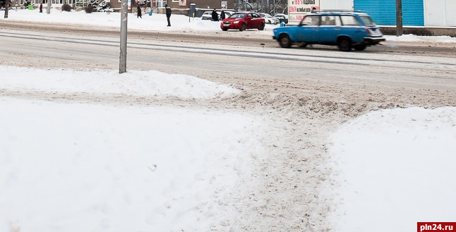 Получившей травму на нерасчищенном тротуаре псковичке выплатят 250 тысяч рублей