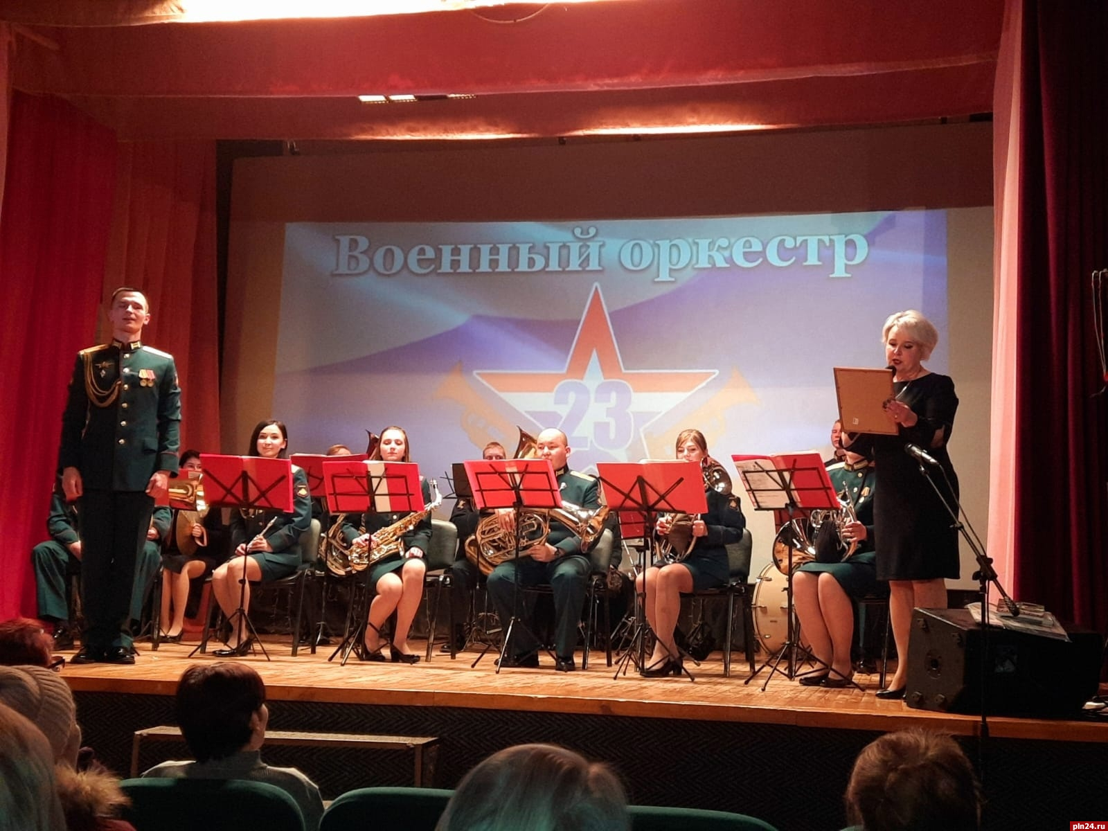 Праздничный концерт прошёл в Пушкинских Горах с участием военного концерта