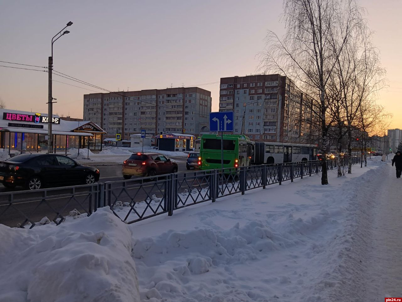 Автобус создал пробку на улице Рокоссовского в Пскове. ФОТО