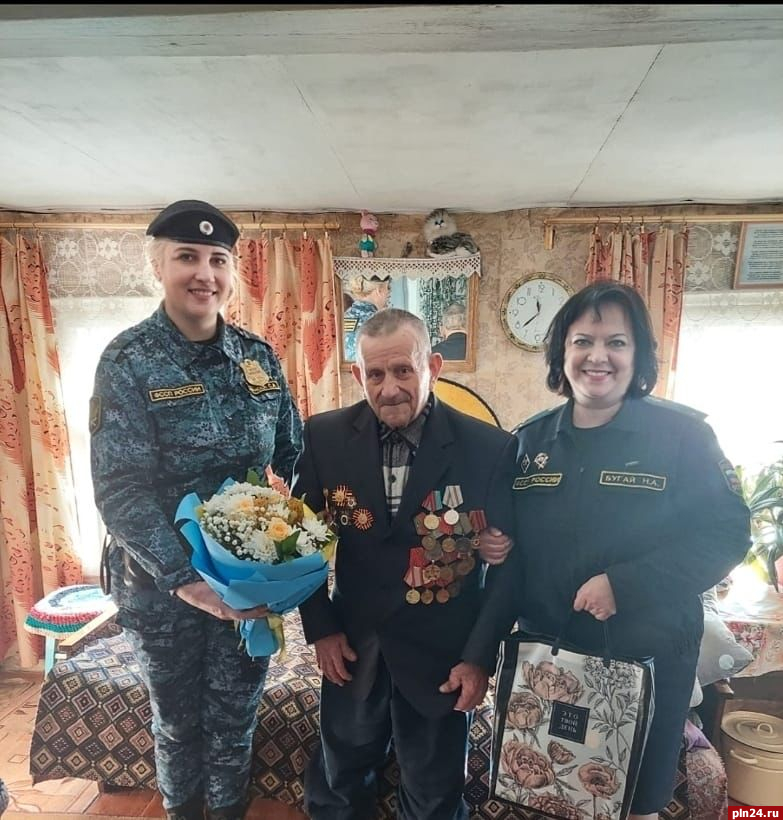 Псковские приставы поздравили ветерана из Бежаницкого района