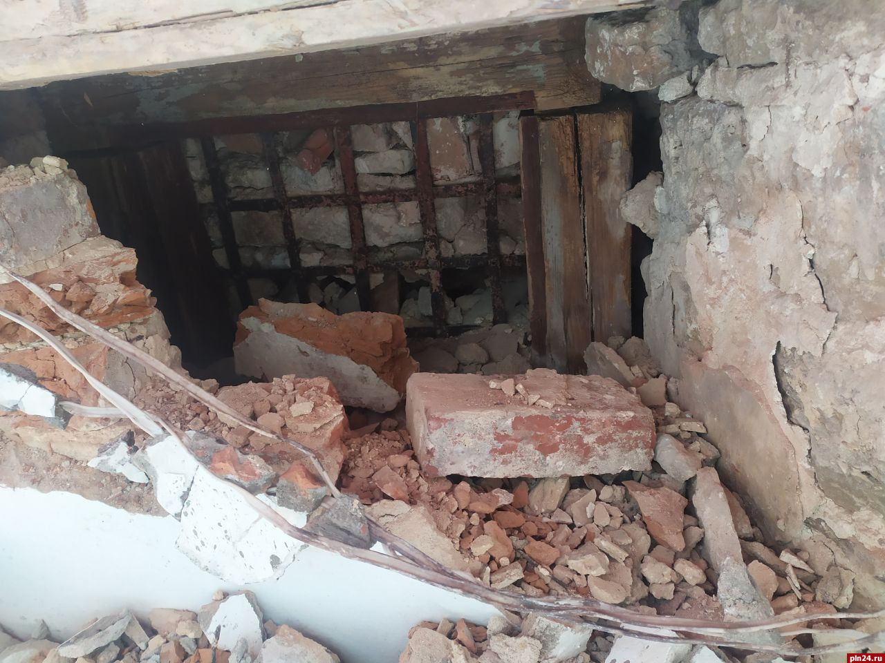 Заложенный дверной проем обнаружили при реставрации церкви в Псково-Печорском монастыре
