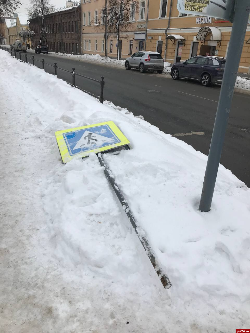 Дорожный знак упал на перекрестке улиц Некрасова и Советской в Пскове