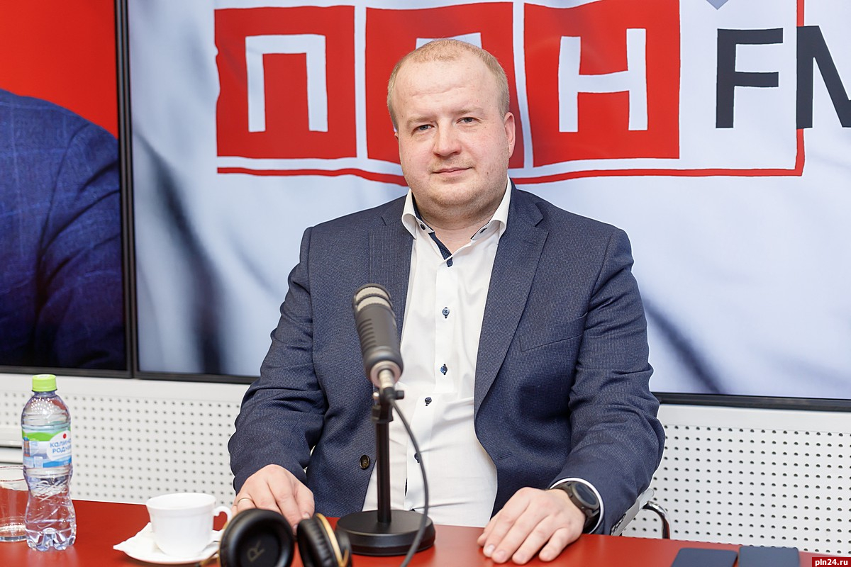 Борис Елкин поздравил псковичей с Днем защитника Отечества