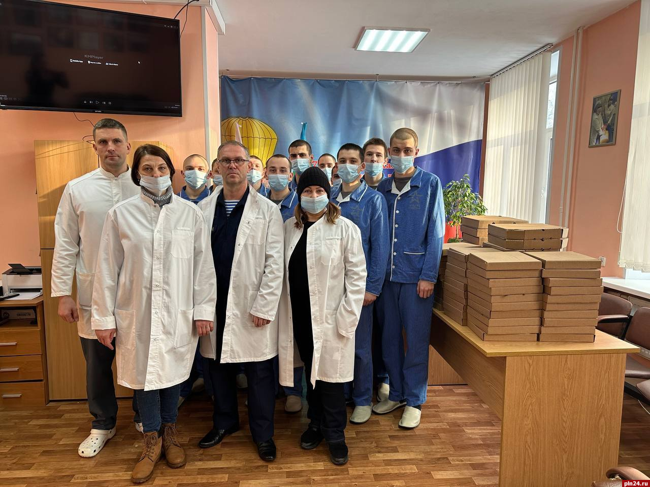 Активистки Союза женщин России привезли 200 килограммов пирогов военным в псковский госпиталь
