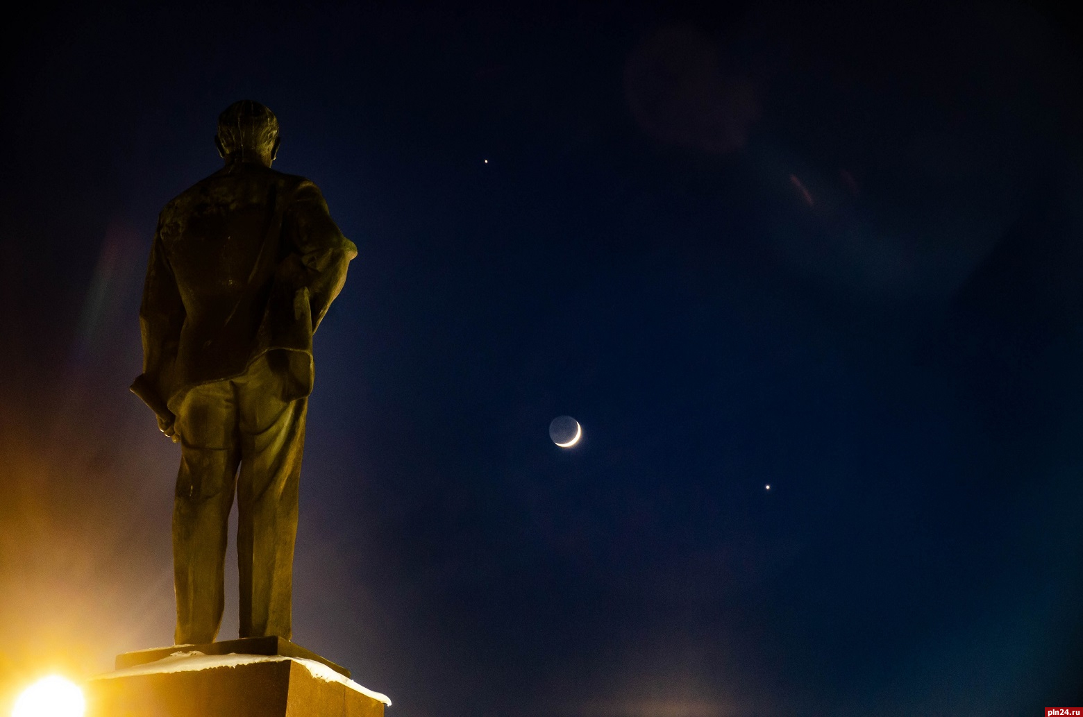 Ленин, Юпитер, Луна и Венера: снимками скопления небесных тел делятся псковские астрономы в Сети