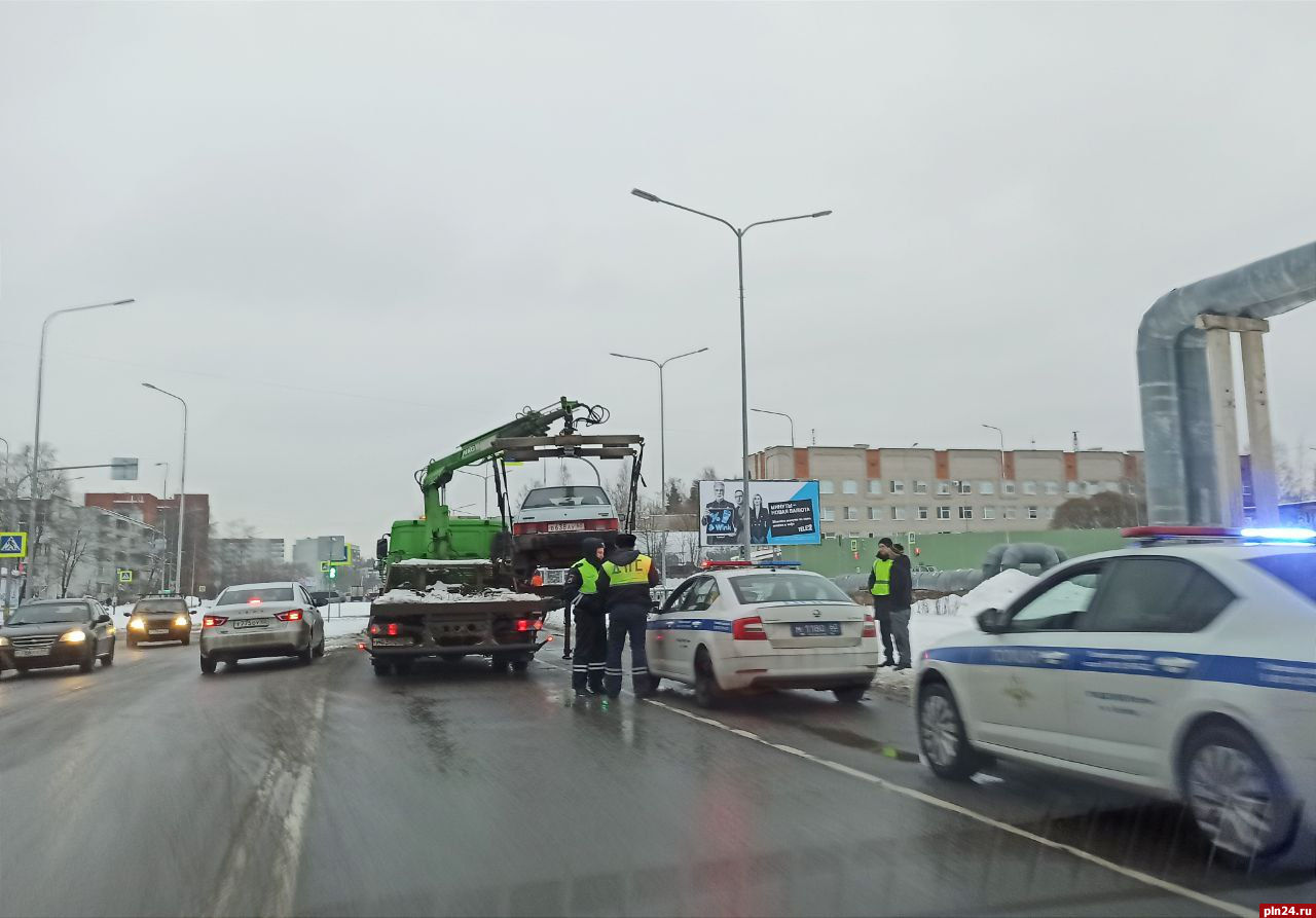 Фотофакт: Автомобиль эвакуируют перед кольцевым перекрестком в Пскове