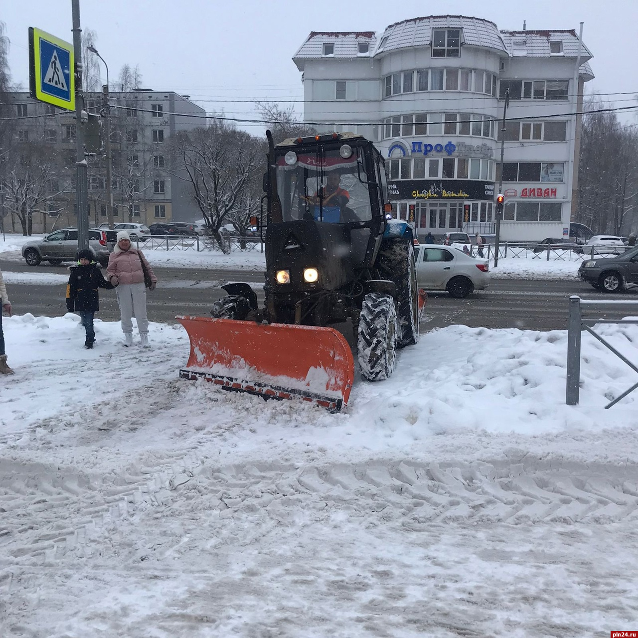 Уборка снега продолжается в Пскове в круглосуточном режиме. ФОТО