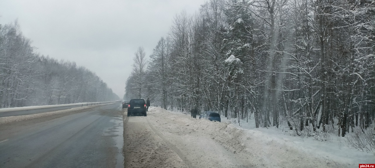 «Не спешите на дорогах»: два автомобиля съехали в кювет в Псковском районе