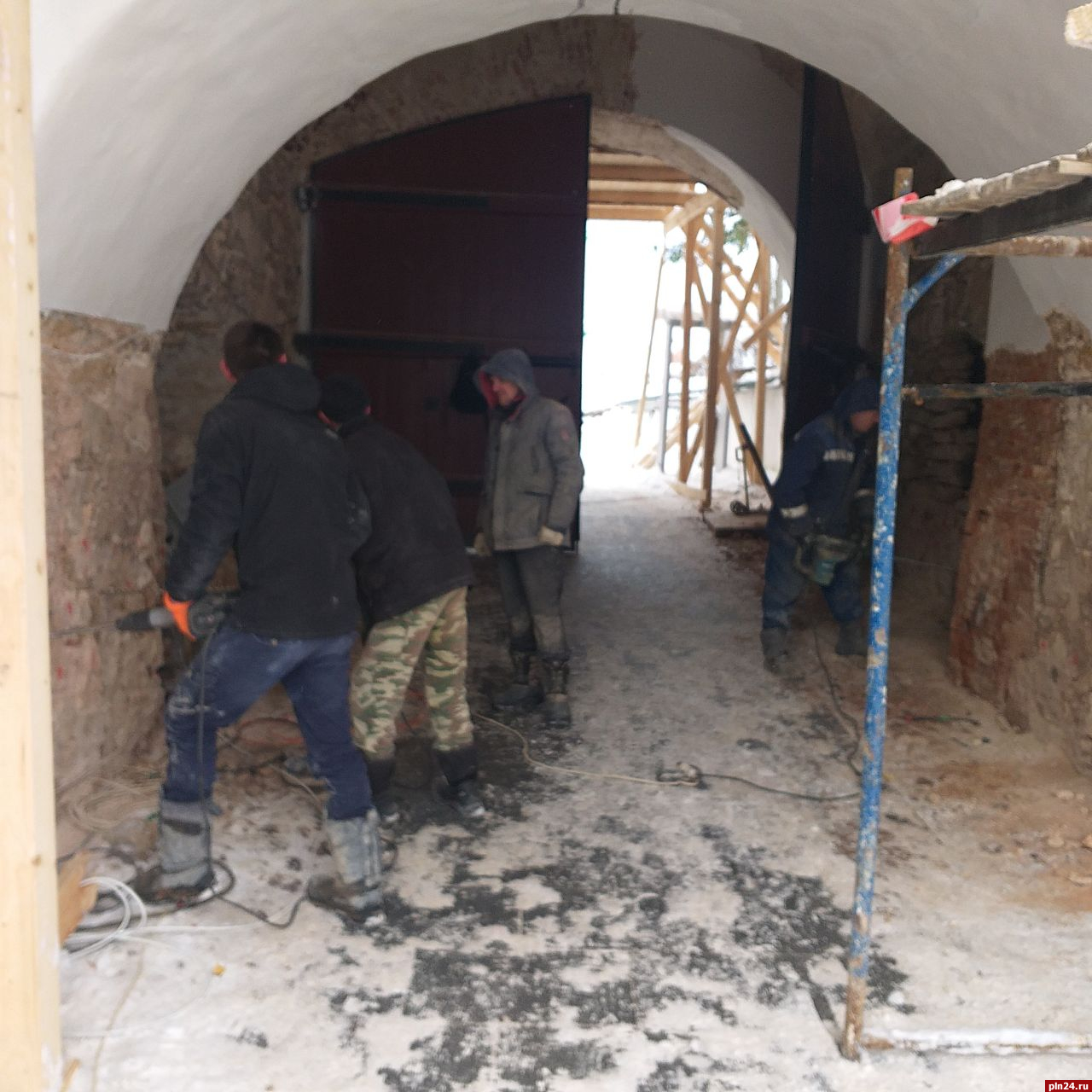 Продолжается реставрация башни Святых ворот Псково-Печерского монастыря