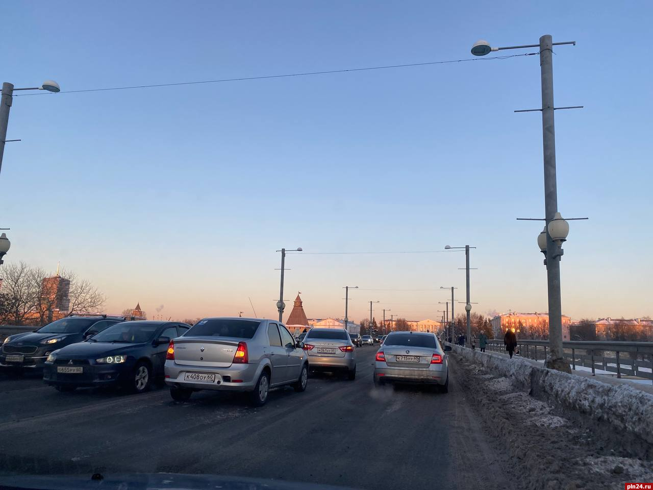 Дорожная авария на Ольгинском мосту затрудняет движение в центр Пскова