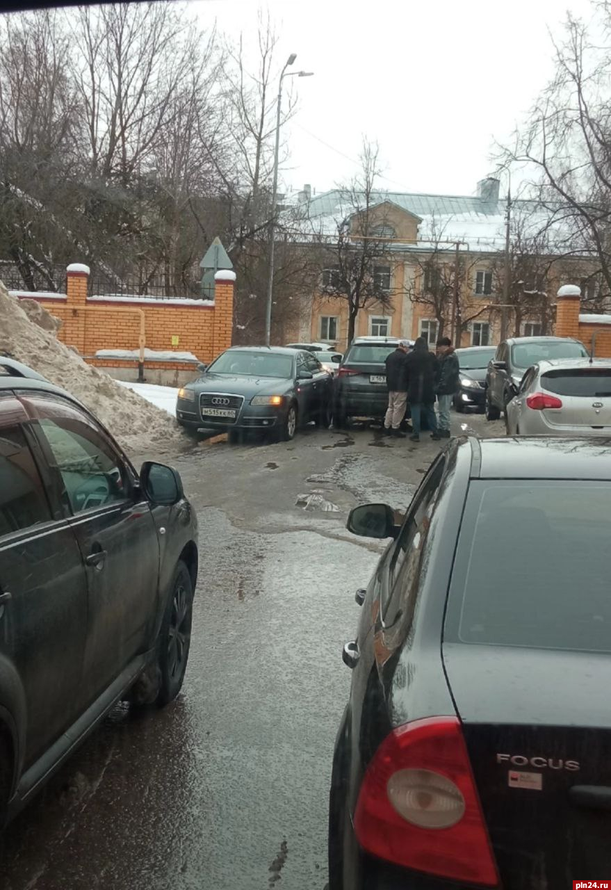Audi и &amp;#352;koda не смогли разъехаться на парковке в Пскове. ФОТО
