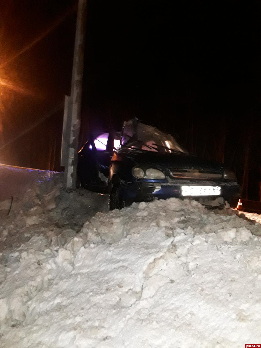 Автомобиль Chevrolet врезался в фонарный столб в Плюсском районе