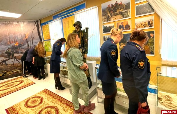 Сотрудники псковского УФСИН и воспитанники клуба «Зубренок» посетили музей 6-й роты