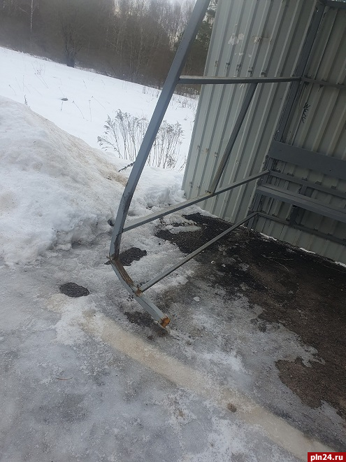 Вандалы погнули остановочный павильон в Псковском районе