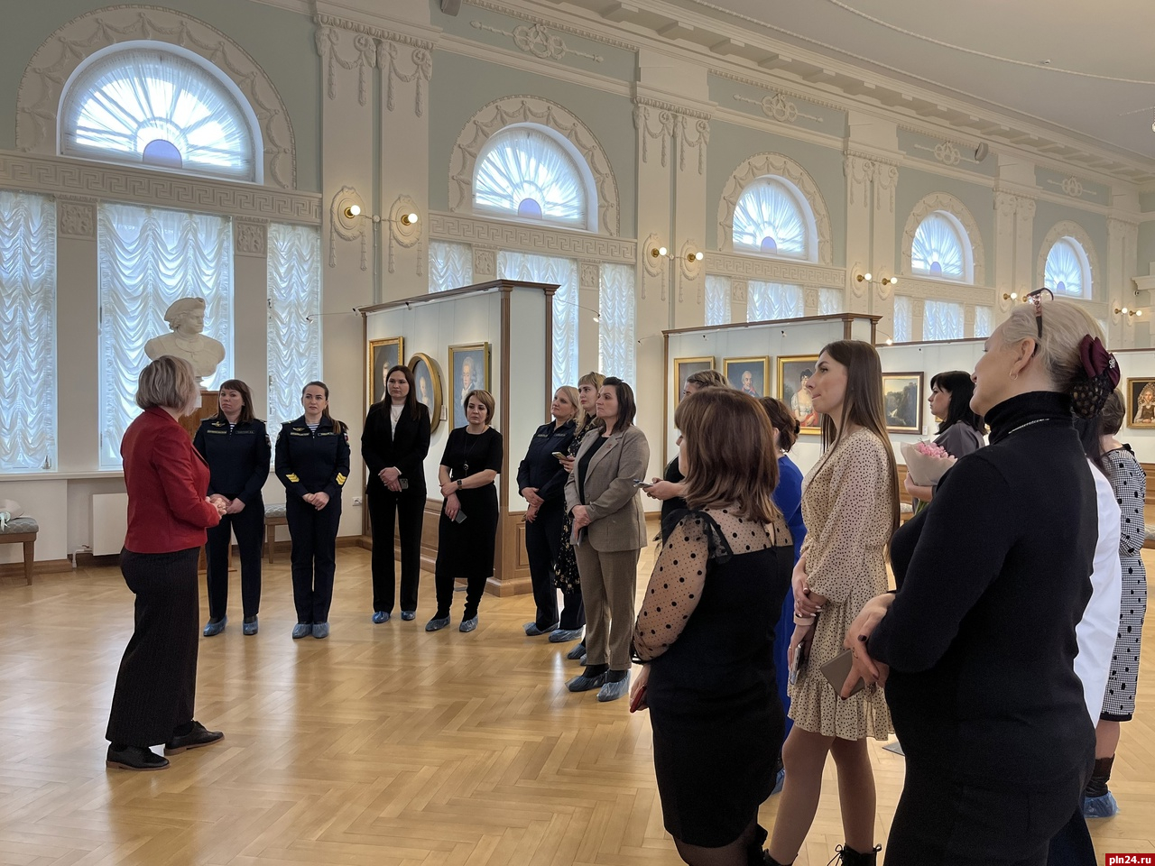 Жены участников СВО побывали в Картинной галерее в Пскове