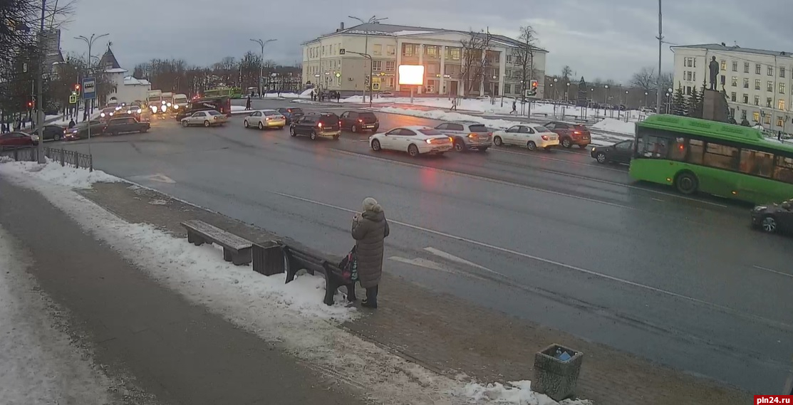 ДТП мешает движению автомобилей на площади Ленина в Пскове