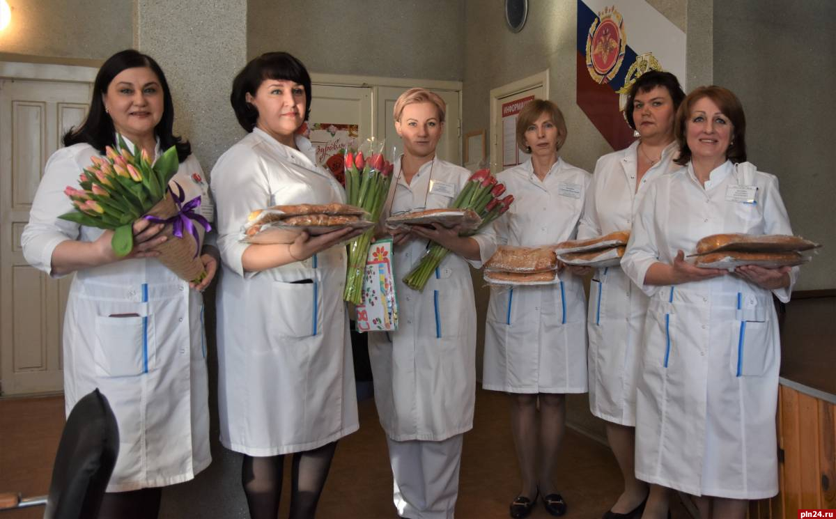 Преподавателей Псковского медколледжа поздравили с 8 Марта