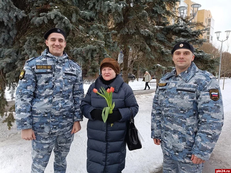 Судебные приставы поздравили женщин на Запсковье с наступающим праздником