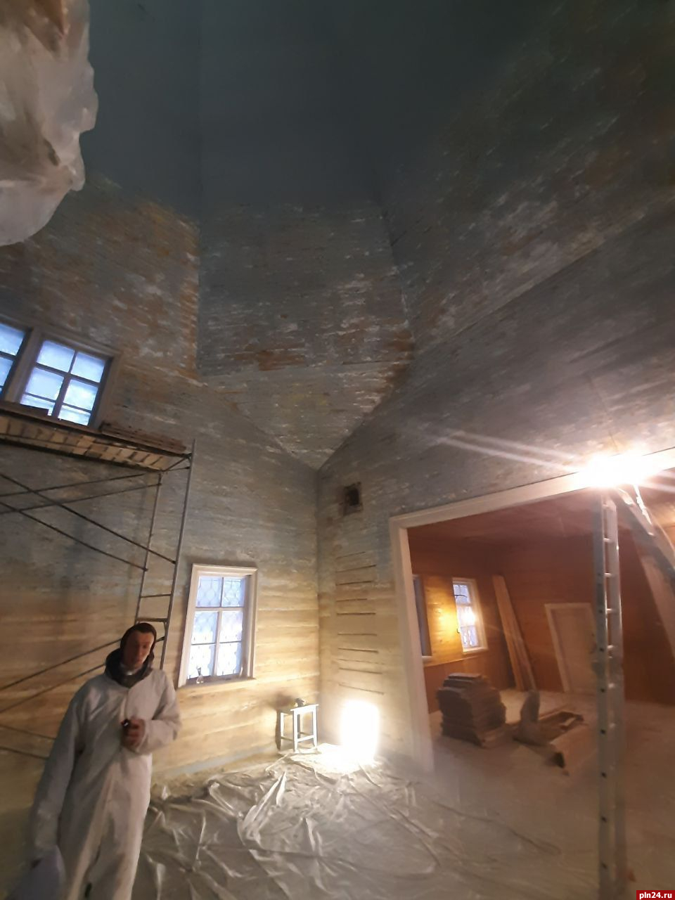 Ремонтные работы продолжаются в псковской церкви Покрова Богородицы