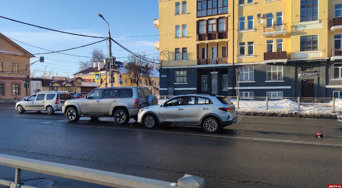 Два автомобиля столкнулись на Четырех углах в Пскове