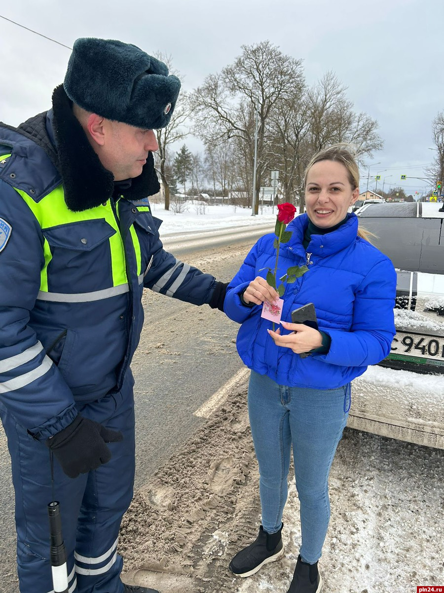 В Псковском районе дорожные полицейские дарили цветы женщинам-водителям