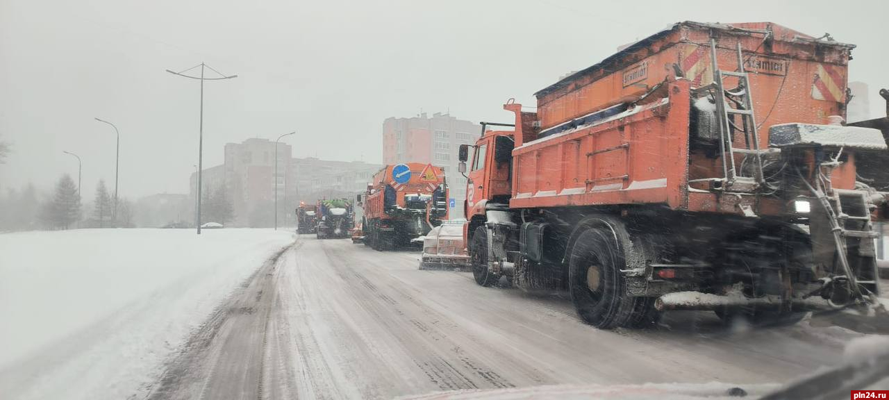 Подрядчики задействуют все резервы для ликвидации последствий снегопада в Пскове - Борис Елкин