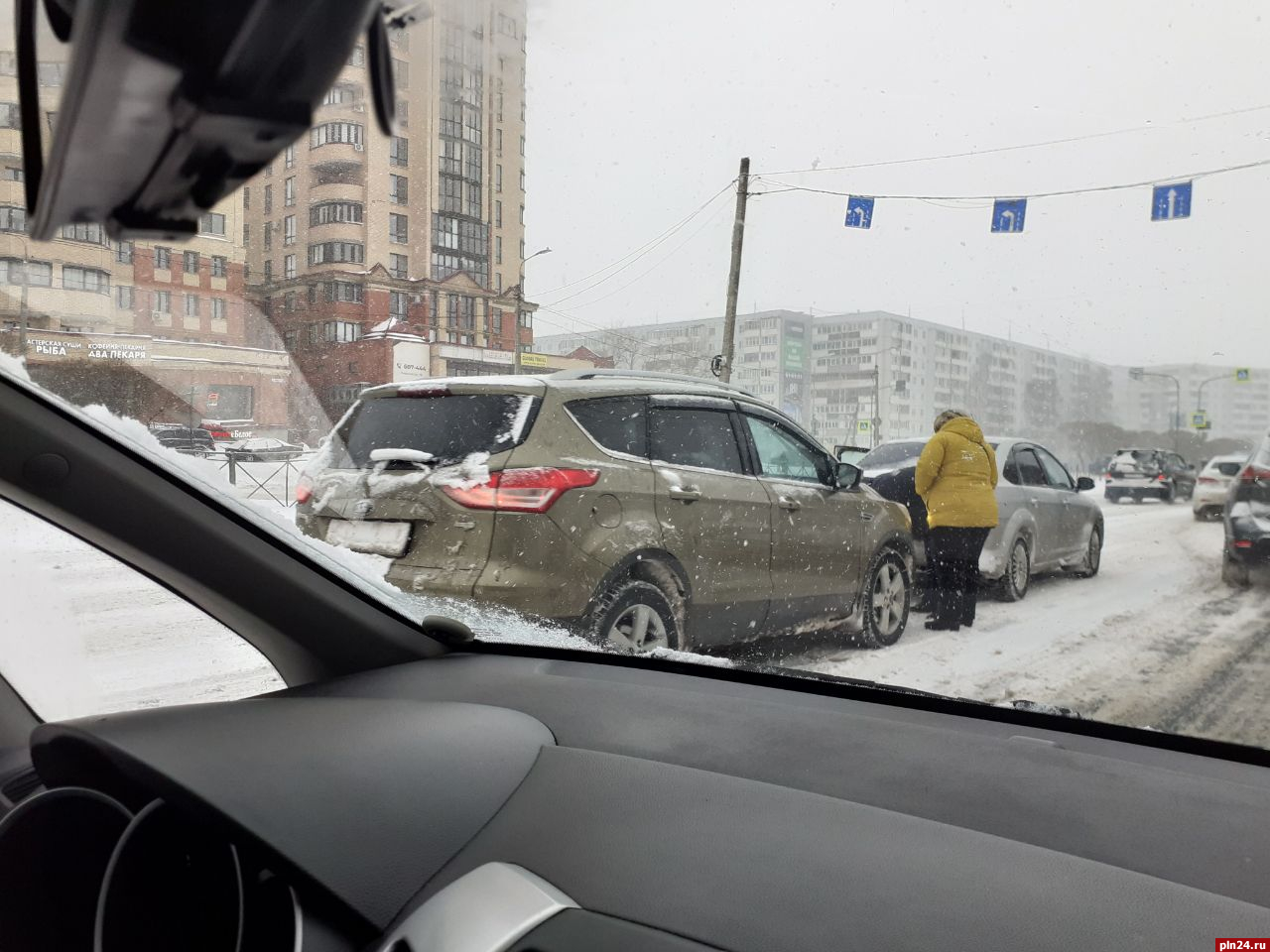 Два автомобиля столкнулись на улице Юбилейной в Пскове