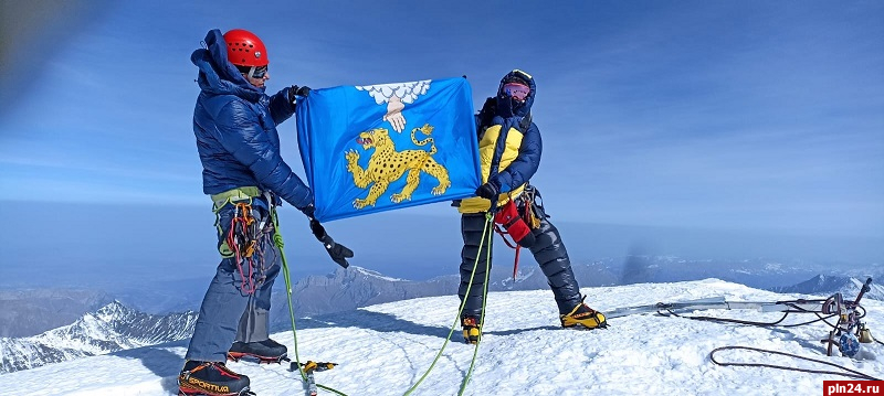 Псковские туристы развернули флаг области на вершине горы Казбек в Грузии. ФОТО