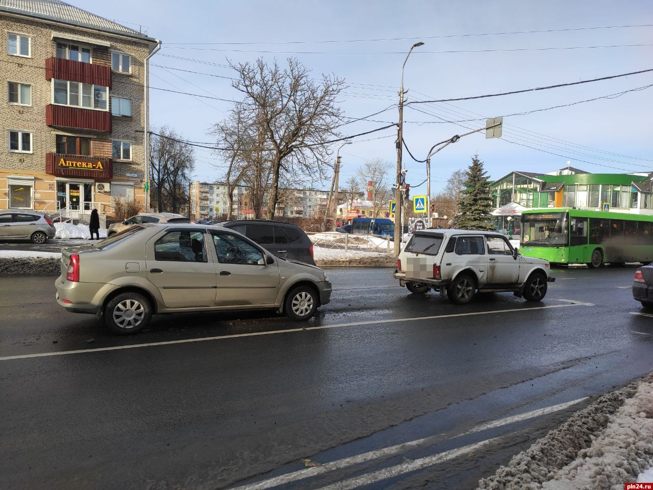 Два автомобиля мешают движению на Рижском проспекте в Пскове