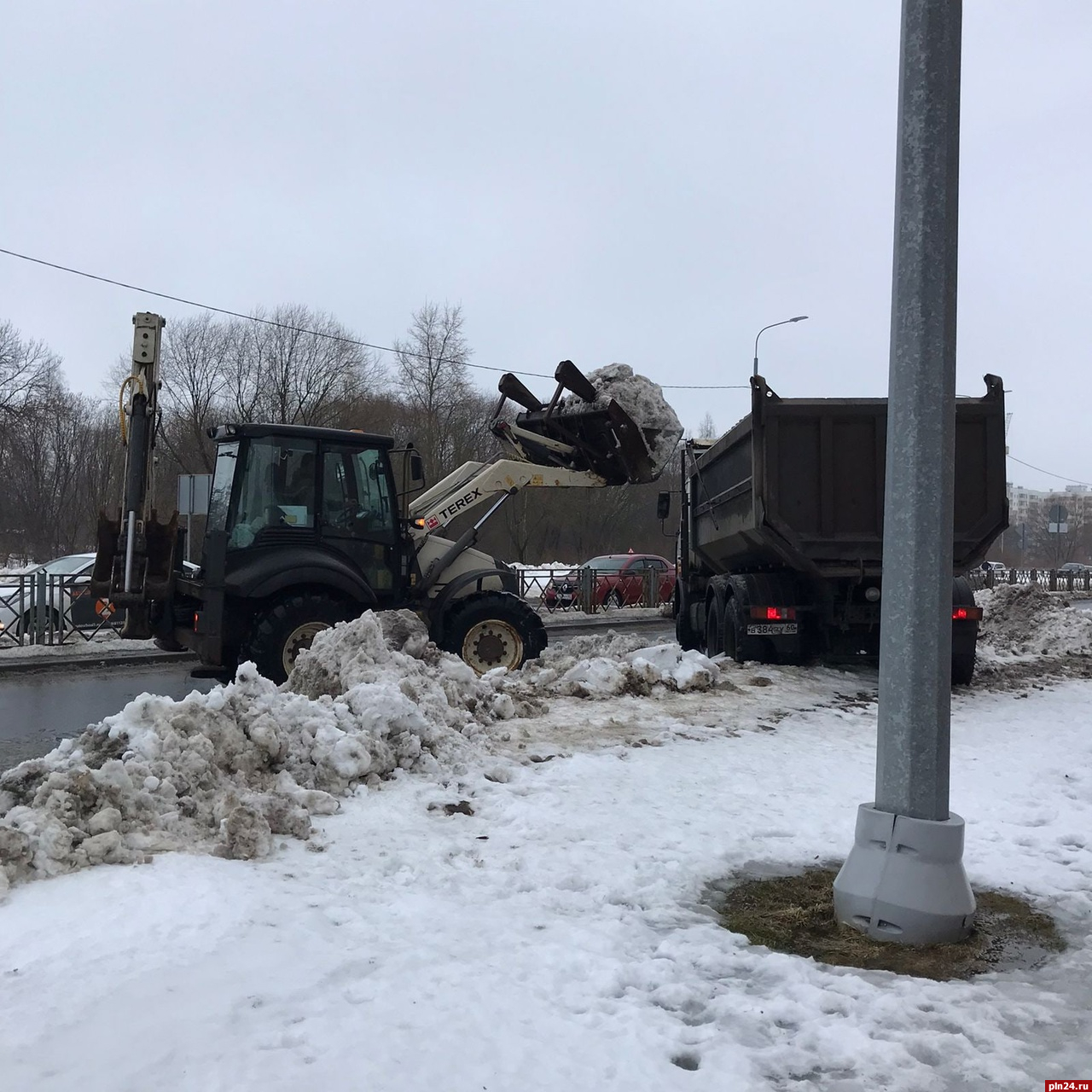 Дорожники стараются смягчить последствия таяния снега в Пскове. ФОТО
