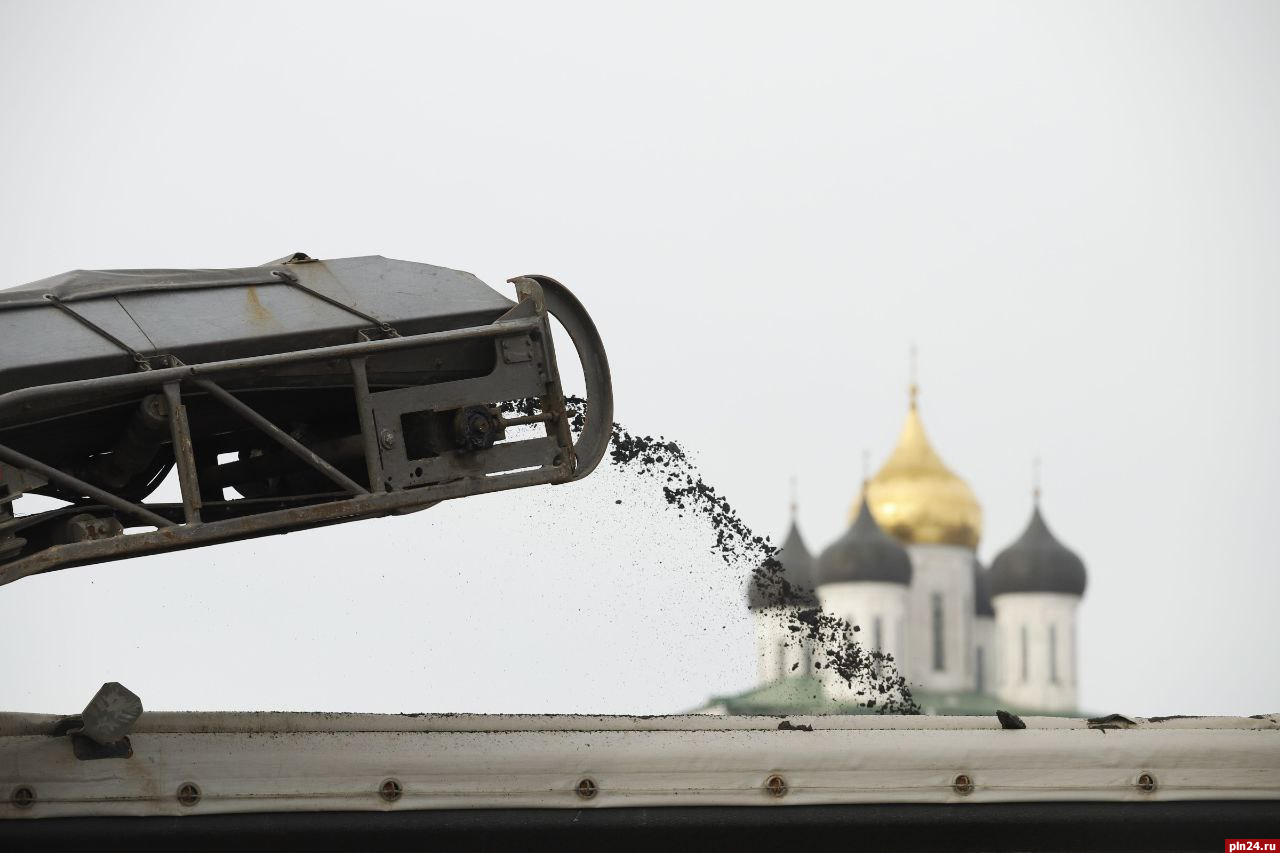 Рабочие снимают асфальт на Ольгинском мосту в Пскове. ФОТО