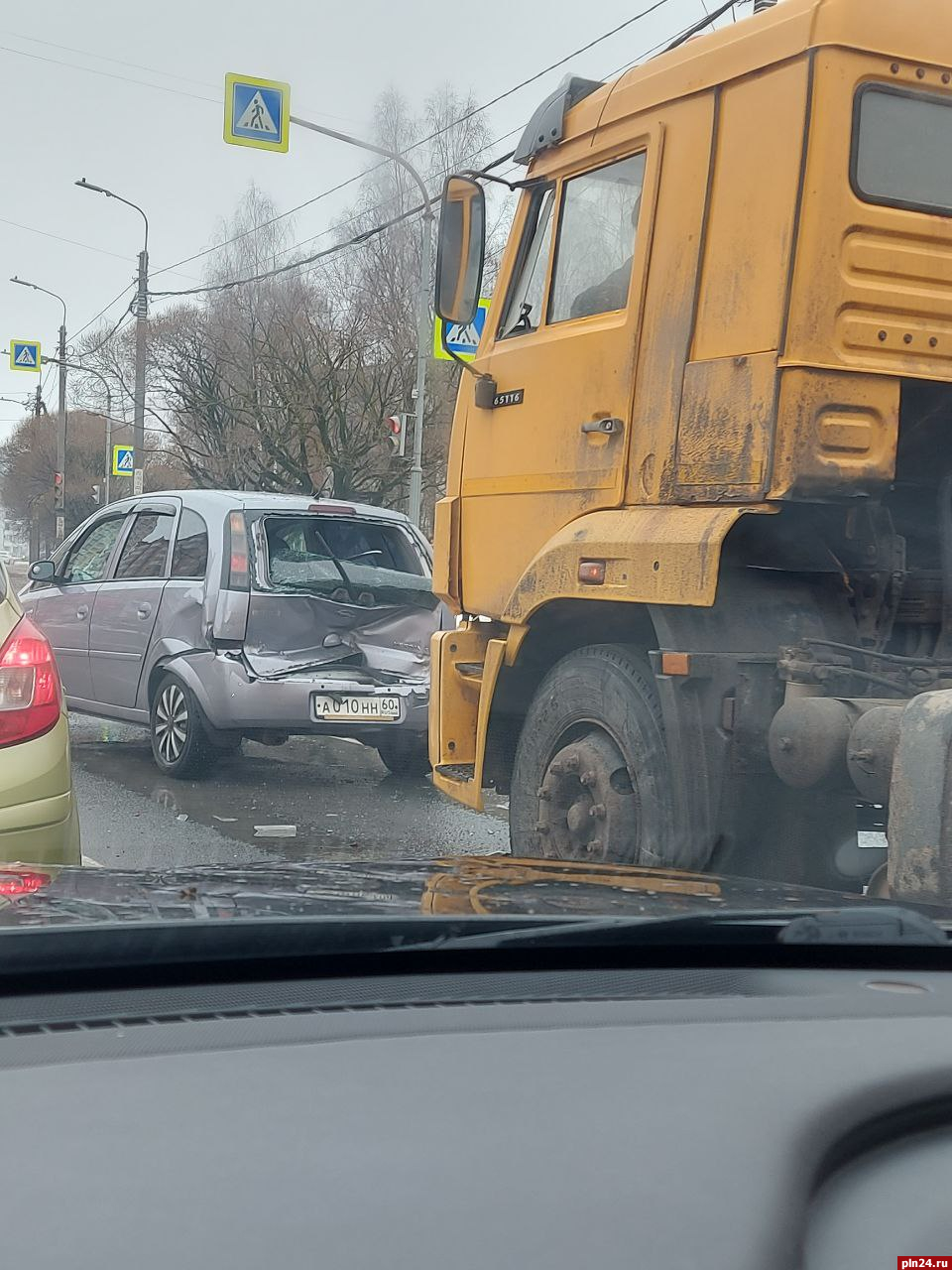 Водитель КамАЗа «догнал» Opel на улице Юбилейной в Пскове